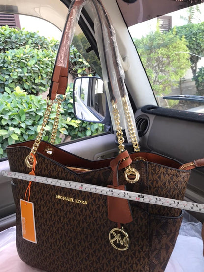 Jet Set Large Logo Shoulder Bag - Official Model